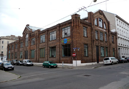 Die denkmalgeschützte und renovierte Montagehalle der ehemaligen ABG von der Leebgasse aus