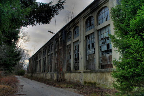 Seitenansicht der Halle mit noch erkennbarer Tarnbemalung aus dem Zweiten Weltkrieg