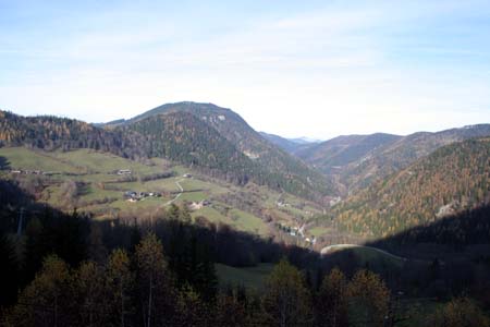 In den Tälern rund um Annaberg wurde früher reger Bergbau auf Gips, Kohle, Blei, Zink, 
	Eisen, Silber und Kupfer betrieben.