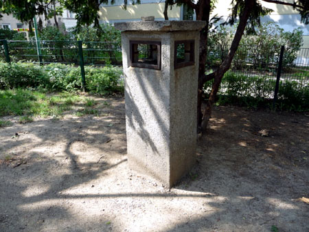 Lüftungsschacht des ehemaligen Tiefbunkers Arthaberplatz