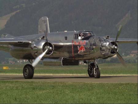 Einer der letzten amerikanischen B25 Bomber startet 2000 in Zeltweg