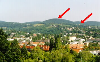 Ehemaliger Standort des Schlosses Cobenzl (rechter Pfeil) und der Sendeanlagen (linker Pfeil)