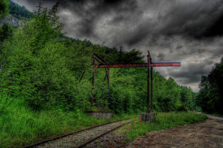 Vor der Stollenanlage sind noch die Reste der Erdöl-Verladestation erkennbar