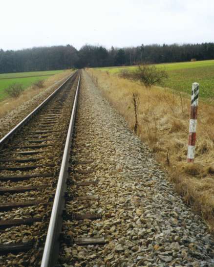 Das RAW befand sich rechts der Bahnstrecke im Wald