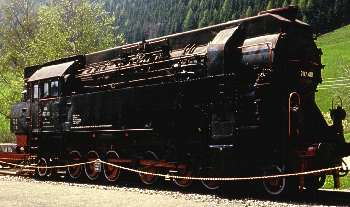 Eine der beiden BR 97 Lokomotiven als Denkmal