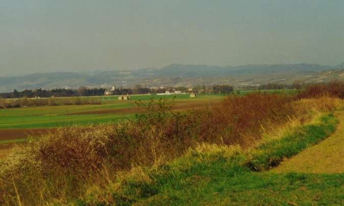 Blick auf die ehemaligen Schießstände bei Grafenegg vom Südwest-Rand des einstigen Flugplatzes 
	Fels am Wagram.