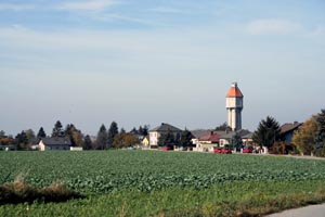 Das ehemalige Flugfeld mit dem Wasserturm von 1916