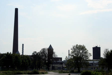 Die Glanzstoff-Fabrik im letzten Produktionsjahr. Rechts im Bild ist der Wasserturm 
	aus dem Jahr 1943 erkennbar. Auf seinem Dach ist noch ein kleiner Beobachtungsstand zu sehen.
