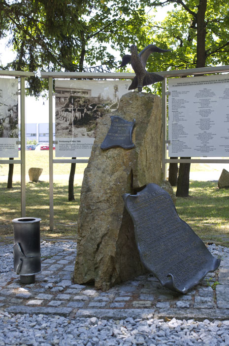 Gedenkstein in der Nähe der Bahnhaltestelle Herzograd