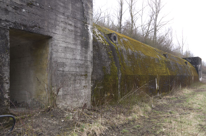 Der Luftschutzbunker Salzgitter mit dem Schuttwall im Hintergrund