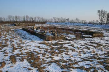 Fundamente am nördlichen Rand des Arbeiterlagers