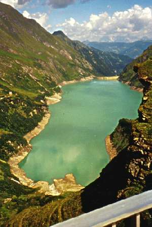 Blick von der Oberstufe (Moosersperre) talauswärts zum Stausee Wasserfallboden mit der 
								Limbergsperre (Speicher für Krafthaus Hauptstufe)