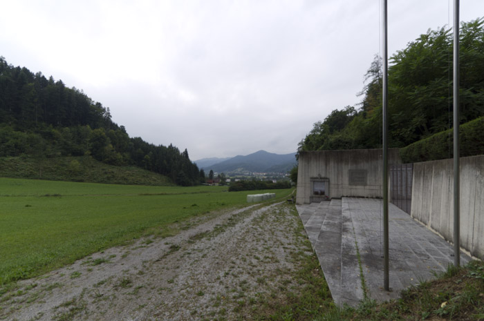 Wiese und Gedenkstätte