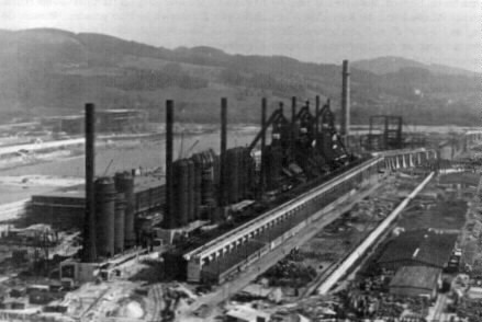 Die Hütte Linz im Bau (1940). Die Eisenwerke Oberdonau befanden sich auf dem Areal rechts davon
