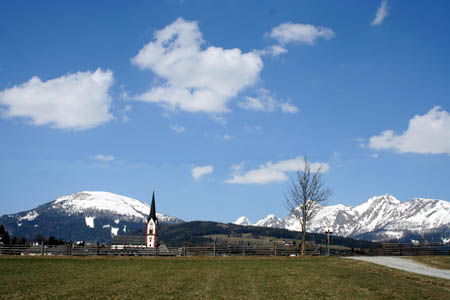 Mariapfarr heute: Rechts neben der Kirche befand sich der alles überragende Sendemast