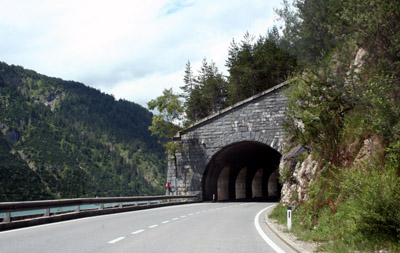 Am östlichen Seeufer befindet sich der Tunnel mit den Galerien...