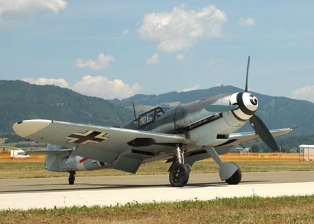 Eine der letzten fliegenden Messerschmitt Bf 109 G am Fliegerhorst Zeltweg 2005