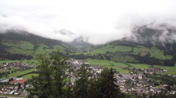 Mittersill im Sommer 2006. Die Materialseilbahn befand sich auf dem linken Berg im 
								Hintergrund