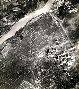 Luftangriff auf Moosbierbaum am 14. Februar 1945. Einige der Bomben trafen offensichtlich die 
	Dora-Anlage