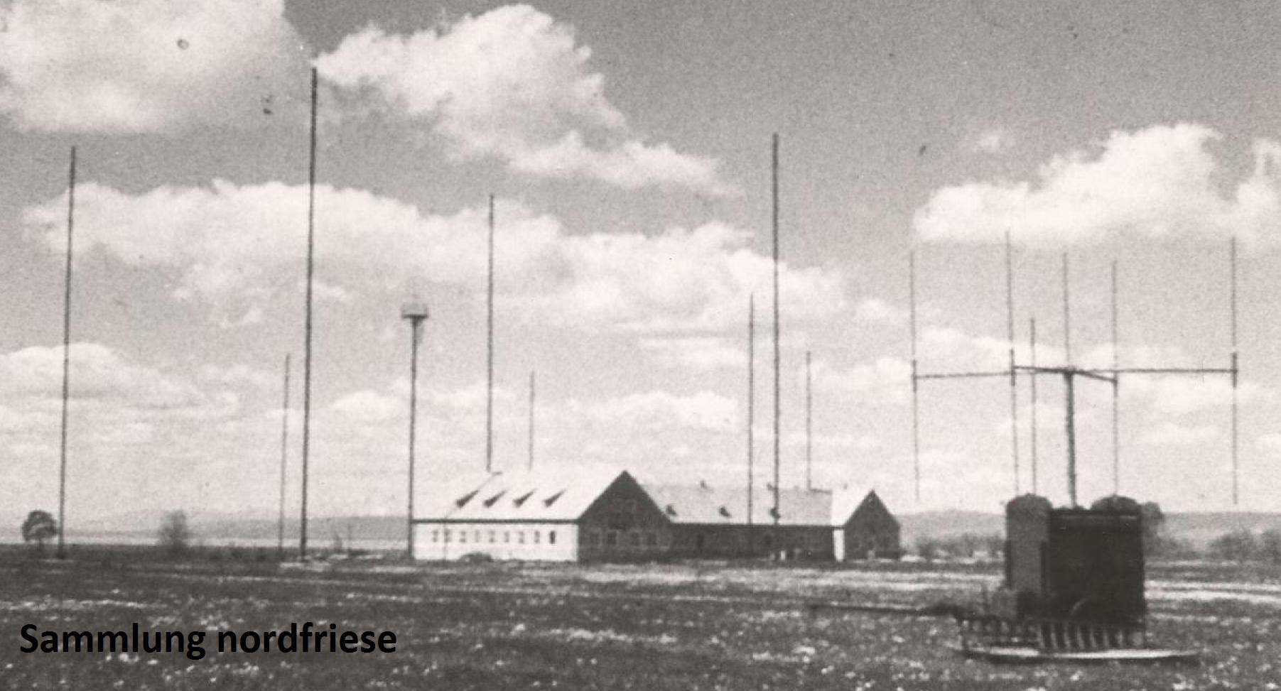 Erfassungsgebäude mit Antennen und Kurzwellenpeiler