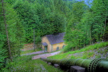 Druckleitung und Turbinenhaus des Kraftwerks Offensee I aus dem Jahr 1908