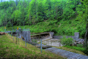 Das Unterwasser des Kraftwerks wurde mit einer neuen Wehranlage gefasst
								und in einen offenen Kanal umgeleitet (Vordergrund)