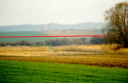 Besonders auf dem Feld ohne Vegetation kann man den Panzergraben noch erkennen