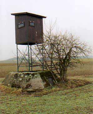 Hochstand auf dem Antennen-Fundament