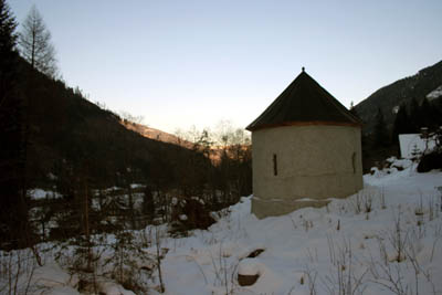Im Tal steht der Pulverturm des historischen Bergbaues