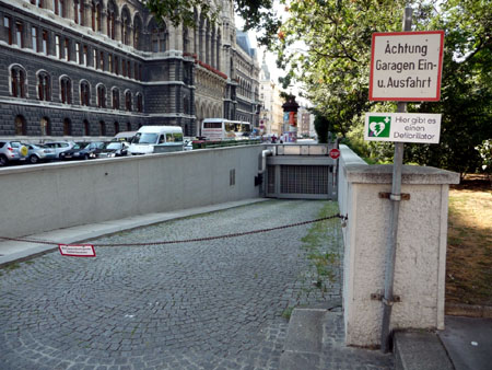 ...PKW-Fahrrampen hinter dem Rathaus.