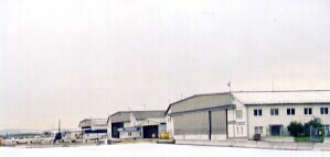 Die drei erhaltenen Hangars am Flugfeld. Dahinter befand sich die große Montagehalle