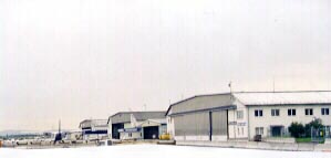 Die drei erhaltenen Hangars am Flugfeld. Dahinter befand sich die große Montagehalle