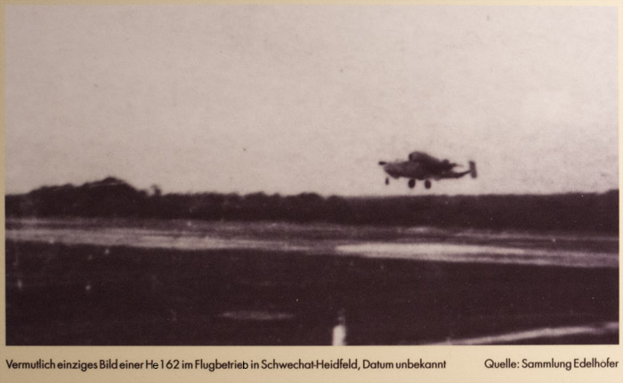 Vermutlich einziges Bild einer fliegenden He 162 in Schwechat-Heidfeld