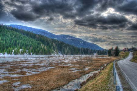 Die damalige Rückzugsstrecke der Wehrmacht führt auch heute noch direkt am Seetaler See vorbei. 1945 war sie allerdings nicht 
							mehr als ein Feldweg.