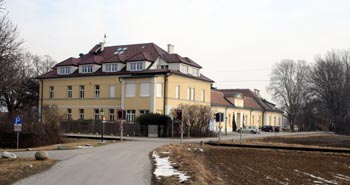 Das ehemalige Verwaltungsgebäude der Pulverfabrik dient heute dem Golfplatz als Restaurant und Bürogebäude