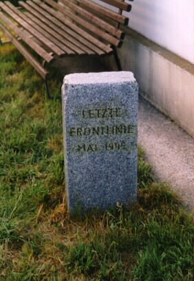 Gedenkstein am letzten Frontverlauf bei Gerasdorf westlich von Sankt Pölten