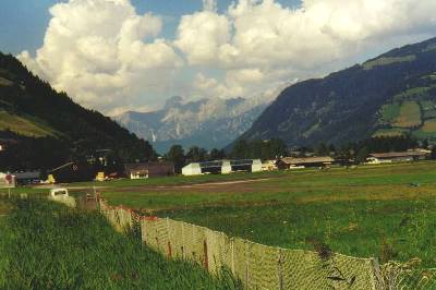 Der Flugplatz heute. Die Holzhangars dürften noch aus der NS-Zeit stammen